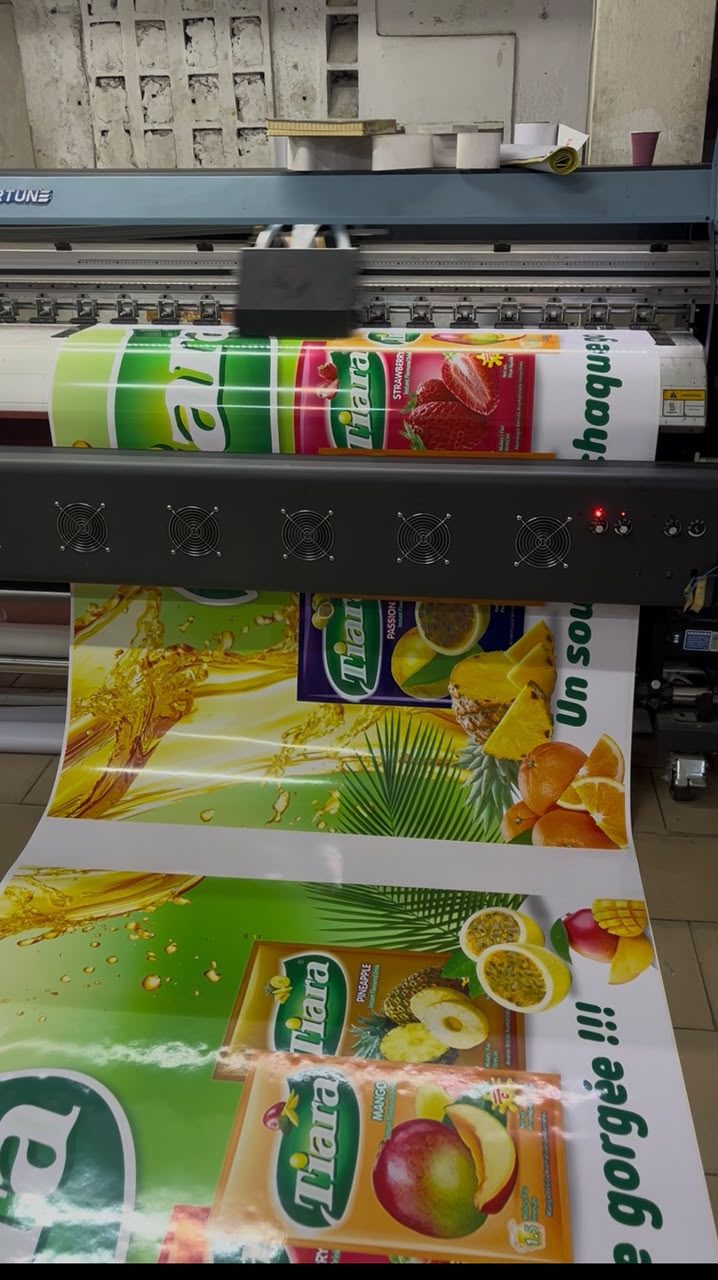 Impression grand format sur bâche pour la marque Tiara, réalisée par FADI DESIGN à Abidjan