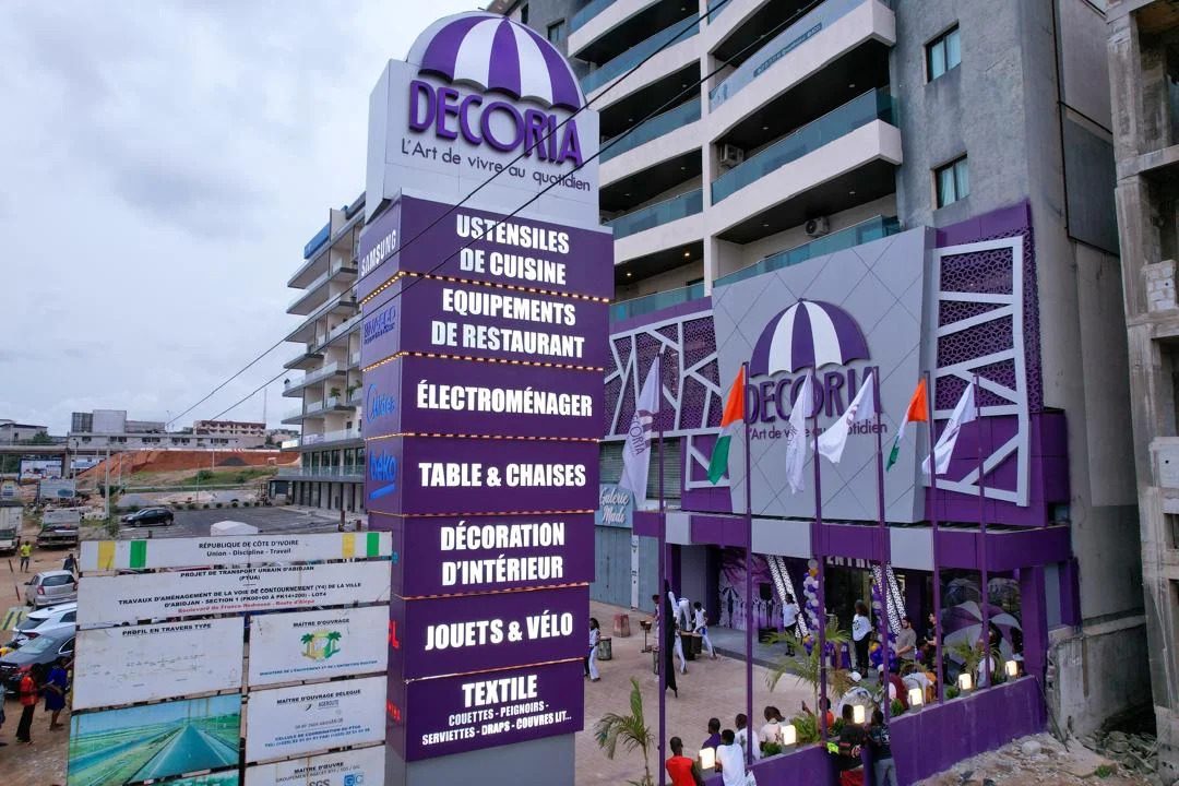 Totem publicitaire lumineux installé pour DECORIA, réalisation FADI DESIGN à Abidjan