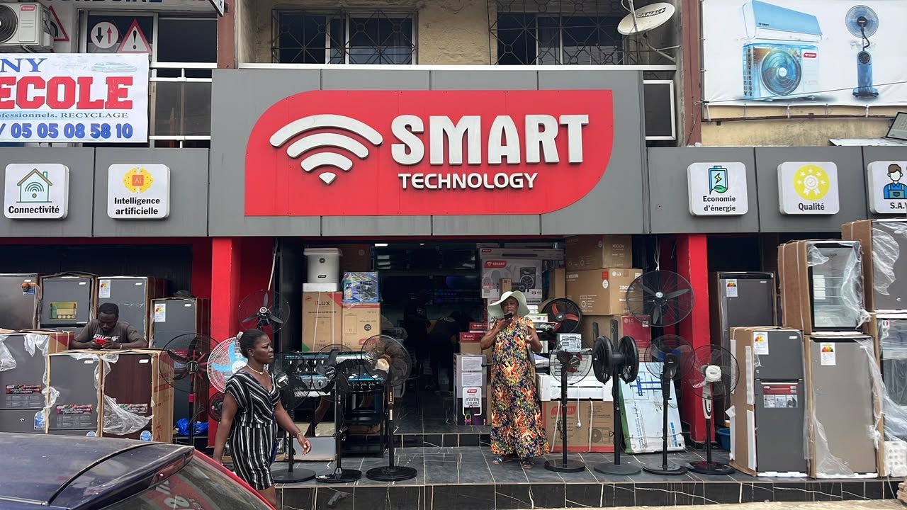 Enseigne lumineuse fabriquée et posée pour Smart Technology par FADI DESIGN à Abidjan