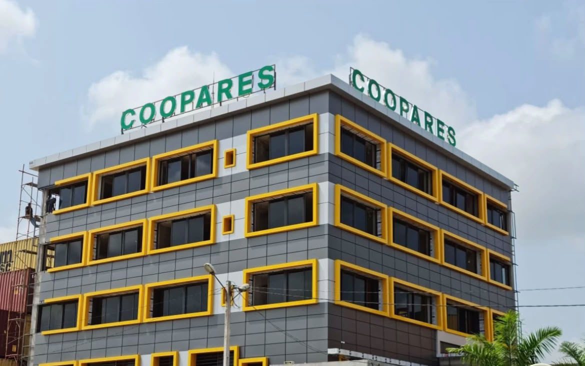 Façade Alucobond avec lettrage sur l'immeuble COOPARES, réalisation FADI DESIGN à Abidjan