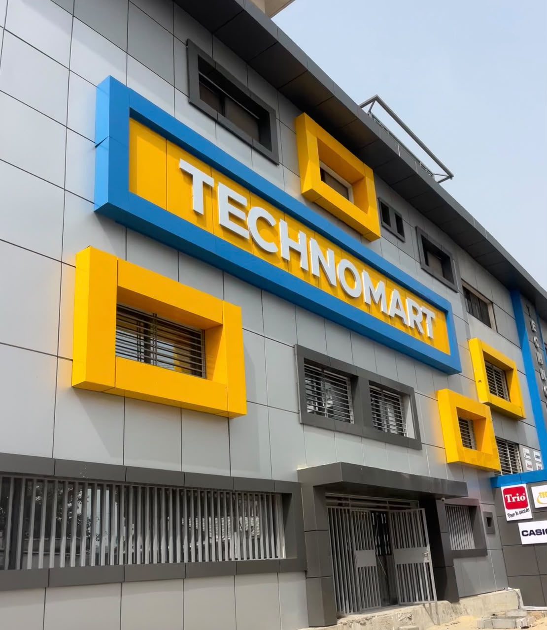 Façade Alucobond et enseigne pour TECHNOMART, réalisation FADI DESIGN à Abidjan